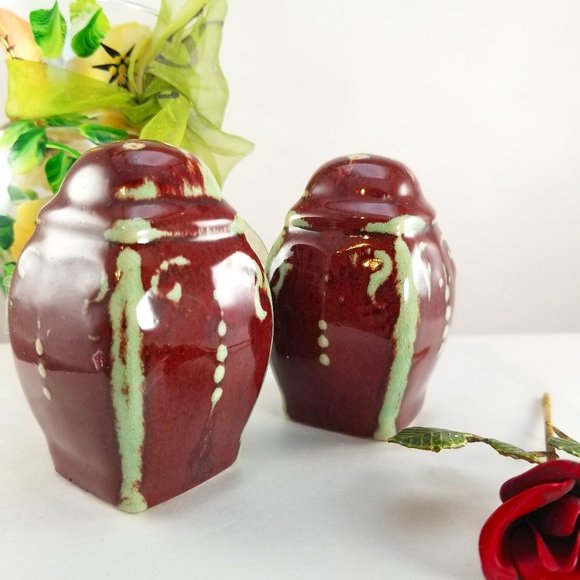 Vintage Tudor Rust & Mottled Maroon and Green Salt & Pepper Shakers by Bombay - Picture 1 of 7